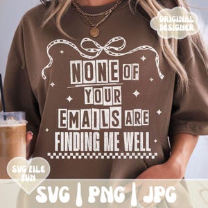 PNG SVG sarcastique Dessins SVG sarcastiques Citations de chemises drôles Citations dictons Nœud à carreaux tendance Sublimation Aucun de vos e-mails ne me trouve bien
