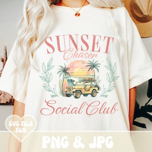 K&ouml;nnte beinhalten: Cremefarbenes T-Shirt mit einem Grafikdesign. Das Design zeigt den Text "SUNSET Chaser Social Club", einen Sonnenuntergang, Palmen, einen Jeep und ein Surfbrett. Das Shirt hat auch den Text "PNG & JPG."