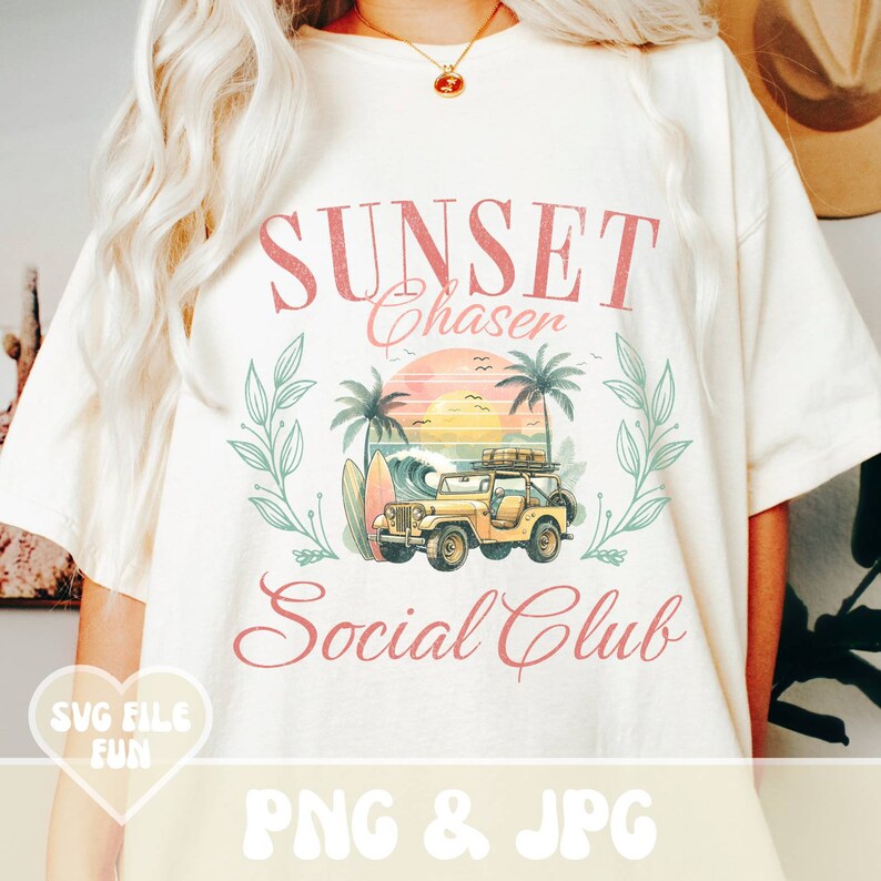K&ouml;nnte beinhalten: Cremefarbenes T-Shirt mit einem Grafikdesign. Das Design zeigt den Text "SUNSET Chaser Social Club", einen Sonnenuntergang, Palmen, einen Jeep und ein Surfbrett. Das Shirt hat auch den Text "PNG & JPG."