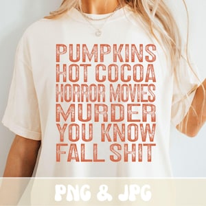 Puede incluir: Camiseta color crema con las palabras "PUMPKINS HOT COCOA HORROR MOVIES MURDER YOU KNOW FALL SHIT" en letras naranjas. La parte inferior de la camiseta tiene las palabras "PNG & JPG" en letras blancas.