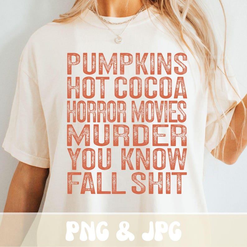 Puede incluir: Camiseta color crema con las palabras "PUMPKINS HOT COCOA HORROR MOVIES MURDER YOU KNOW FALL SHIT" en letras naranjas. La parte inferior de la camiseta tiene las palabras "PNG & JPG" en letras blancas.