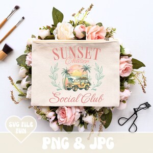 K&ouml;nnte beinhalten: Eine beige Kosmetiktasche aus Canvas mit dem Text "Sunset Chaser Social Club" und einer Grafik eines Jeeps, Palmen und eines Sonnenuntergangs. Die Tasche ist von rosa und wei&szlig;en Rosen und Gr&uuml;n umgeben.