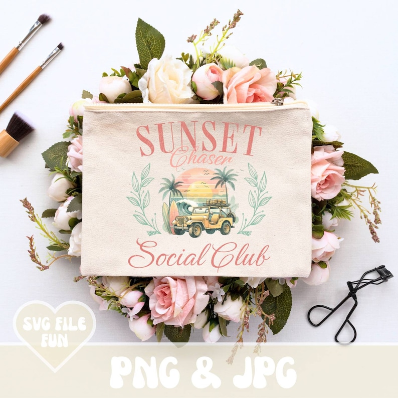 K&ouml;nnte beinhalten: Eine beige Kosmetiktasche aus Canvas mit dem Text "Sunset Chaser Social Club" und einer Grafik eines Jeeps, Palmen und eines Sonnenuntergangs. Die Tasche ist von rosa und wei&szlig;en Rosen und Gr&uuml;n umgeben.
