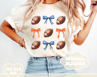 Coquette Football png, voetbalmoeder png, aangepaste schoolkleuren png, blauwe en oranje strik png Voetballen en strikken School Pride trendy shirtontwerp
