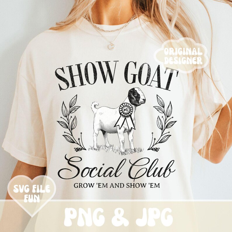 Puede incluir: Camiseta color crema con una ilustraci&oacute;n en blanco y negro de una cabra con una cinta, con las palabras "SHOW GOAT Social Club" y "GROW 'EM AND SHOW 'EM". El dise&ntilde;o incluye acentos de hojas y el texto "SVG FILE FUN" y "PNG & JPG".