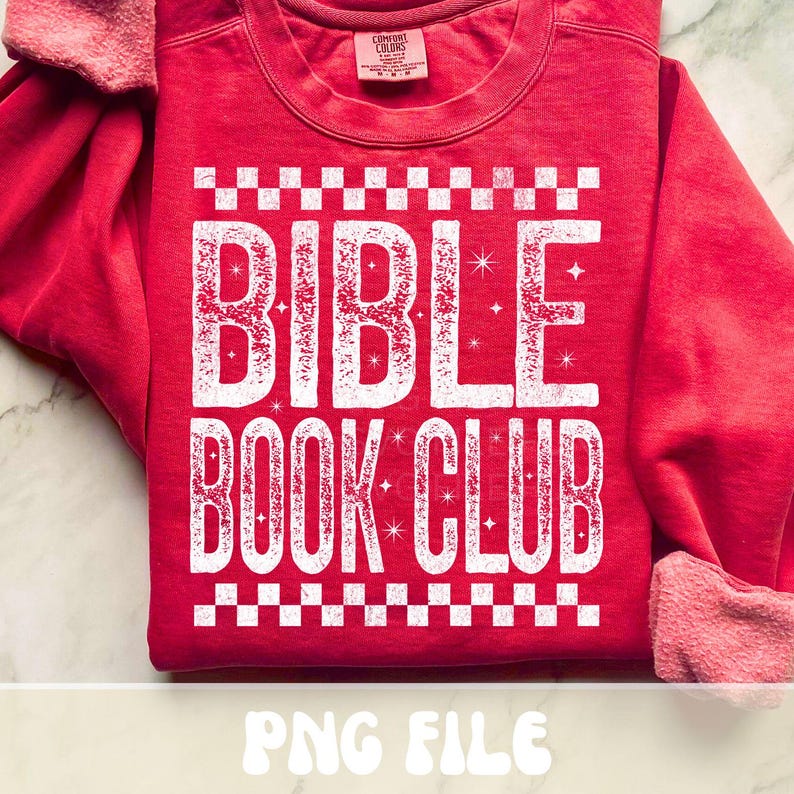 以下が含まれることがあります： 白い文字で「BIBLE BOOK CLUB」と書かれた赤いスウェットシャツ。テキストの上と下に市松模様があります。スウェットシャツはクルーネックと長袖です。