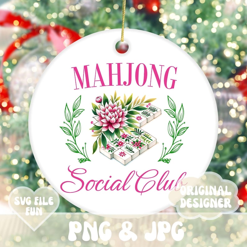Puede incluir: Un adorno navide&ntilde;o redondo blanco con un dise&ntilde;o floral rosa y el texto "Mahjong Social Club".