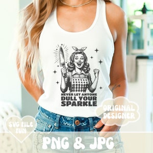 Puede incluir: Una mujer con una camiseta blanca de tirantes con el texto "Nunca dejes que nadie empa&ntilde;e tu brillo" y una ilustraci&oacute;n retro de una mujer sosteniendo un cuchillo. El texto "Dise&ntilde;ador original" est&aacute; en un bocadillo de di&aacute;logo.