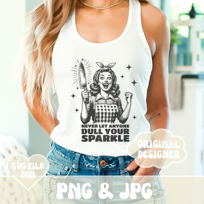 Puede incluir: Una mujer con una camiseta blanca de tirantes con el texto "Nunca dejes que nadie empa&ntilde;e tu brillo" y una ilustraci&oacute;n retro de una mujer sosteniendo un cuchillo. El texto "Dise&ntilde;ador original" est&aacute; en un bocadillo de di&aacute;logo.
