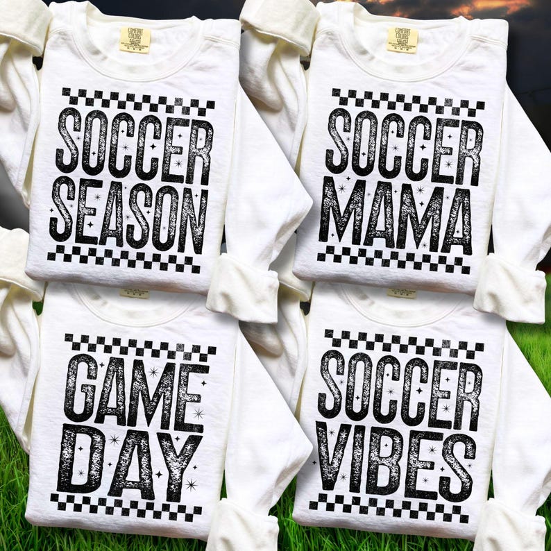 K&ouml;nnte beinhalten: Vier wei&szlig;e Langarmshirts mit schwarzem Text und einem karierten Rand. Die Shirts tragen die Aufschrift "SOCCER SEASON", "SOCCER MAMA", "GAME DAY" und "SOCCER VIBES". Die Shirts sind gefaltet und &uuml;bereinander gestapelt.