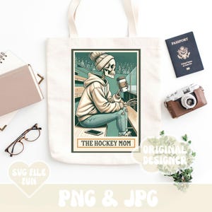 Puede incluir: Una bolsa de tela con un gr&aacute;fico de un esqueleto con una sudadera con capucha y pantalones vaqueros, sosteniendo una taza de caf&eacute;. El gr&aacute;fico est&aacute; sobre un fondo verde y blanco con el texto "The Hockey Mom".