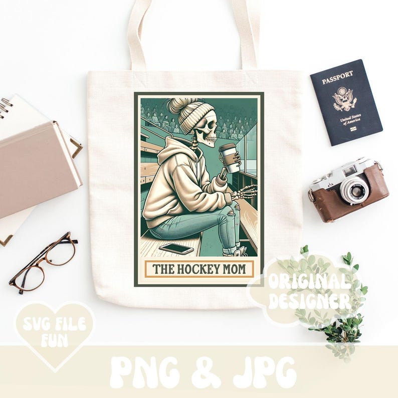 Puede incluir: Una bolsa de tela con un gr&aacute;fico de un esqueleto con una sudadera con capucha y pantalones vaqueros, sosteniendo una taza de caf&eacute;. El gr&aacute;fico est&aacute; sobre un fondo verde y blanco con el texto "The Hockey Mom".
