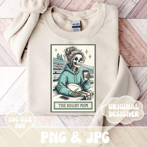 Camisa de mãe de rúgbi PNG, Carta de tarô de esqueleto de mãe de rúgbi PNG, Esposa de rúgbi PNG, Design de camisa de temporada assustadora da moda de rúgbi, sublimação de impressão