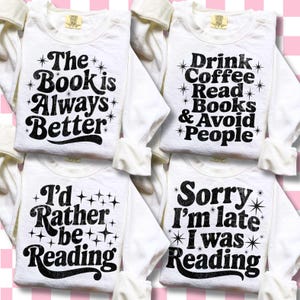 Op de afbeelding: Vier witte shirts met lange mouwen en zwarte tekst. De shirts hebben de zinnen: "The Book is Always Better", "Drink Coffee Read Books & Avoid People", "I'd Rather be Reading" en "Sorry I'm late I was Reading".