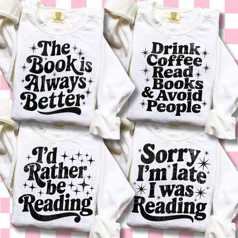 Op de afbeelding: Vier witte shirts met lange mouwen en zwarte tekst. De shirts hebben de zinnen: "The Book is Always Better", "Drink Coffee Read Books & Avoid People", "I'd Rather be Reading" en "Sorry I'm late I was Reading".