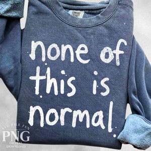 以下が含まれることがあります： 「none of this is normal」という白い太字のフレーズが入った、ネイビーブルーのスウェットシャツ。スウェットシャツはクルーネックと長袖です。「SVG FILE FUN PNG DIGITAL DOWNLOAD」というテキストが左下にあります。