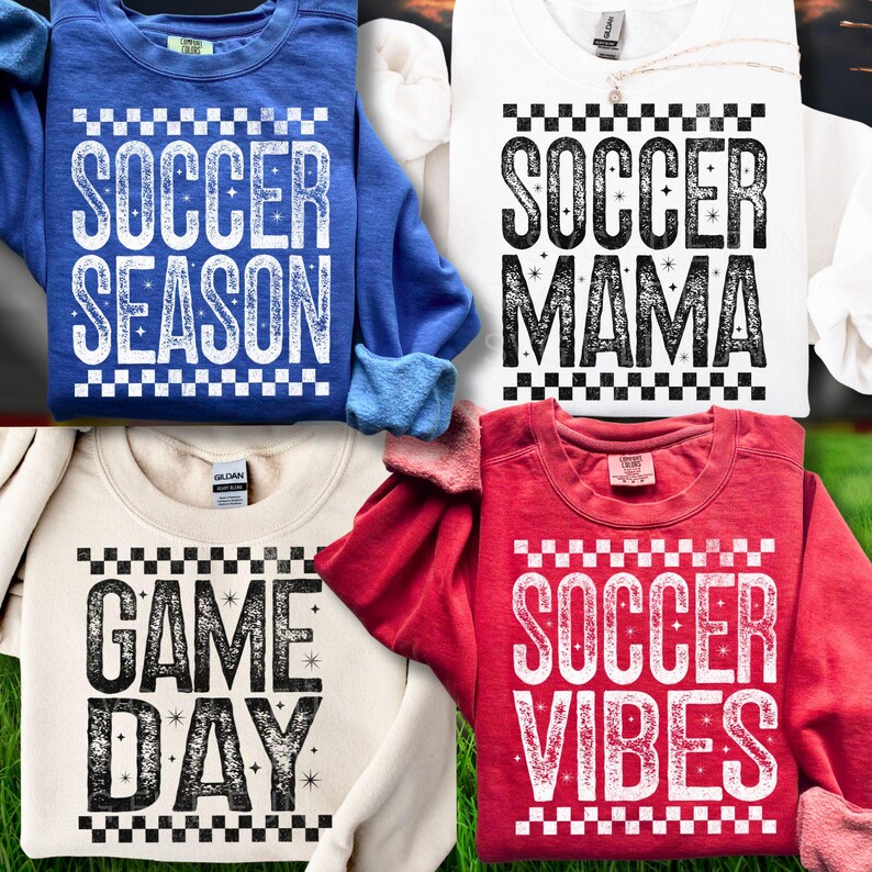 K&ouml;nnte beinhalten: Vier Sweatshirts mit Rundhalsausschnitt in Blau, Wei&szlig;, Creme und Rot. Jedes Shirt hat eine Fu&szlig;ball-Grafik in Wei&szlig; oder Schwarz. Das blaue Shirt sagt "SOCCER SEASON", das wei&szlig;e Shirt sagt "SOCCER MAMA", das cremefarbene Shirt sagt "GAME DAY" und das rote Shirt sagt "SOCCER VIBES".