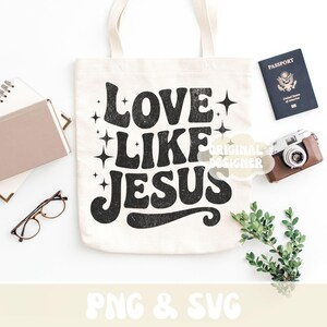 Op de afbeelding: Een cr&egrave;mekleurige draagtas met de tekst "LOVE LIKE JESUS" in een zwart, retro lettertype. De afbeelding bevat een paspoort, een vintage camera, een bril en groen. De woorden "PNG & SVG" staan onderaan.