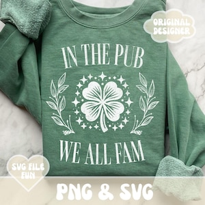 Conception de chemise drôle de St Patricks Day SVG, dans le pub, nous tous, Fam SVG, tendance à Da Clerb PNG jour à boire Svg blanc Saint Patricks Day fichier Svg