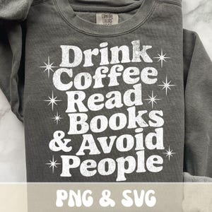Op de afbeelding: Een donkergrijze sweatshirt met de witte tekst "Drink Coffee Read Books & Avoid People" en sterren. De sweatshirt heeft een ronde hals en lange mouwen. De onderkant van de afbeelding bevat de tekst "PNG & SVG".