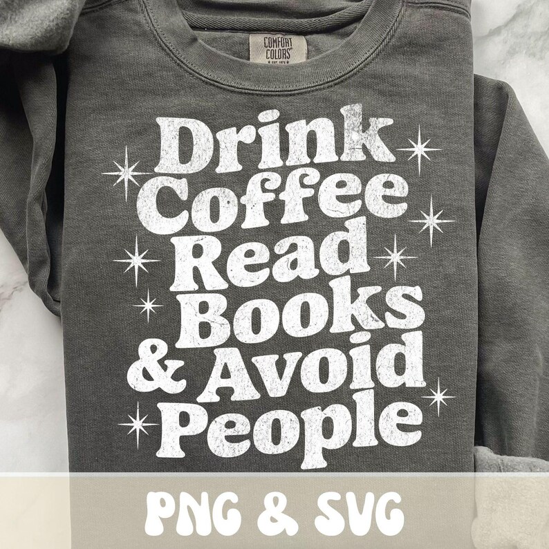 Op de afbeelding: Een donkergrijze sweatshirt met de witte tekst "Drink Coffee Read Books & Avoid People" en sterren. De sweatshirt heeft een ronde hals en lange mouwen. De onderkant van de afbeelding bevat de tekst "PNG & SVG".