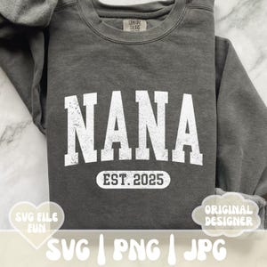 Nana SVG-Datei, Nana Est 2025 SVG, Gesegnete Nana PNG, Nana Vibes SVG, Neue Nana Ankündigung, Nana Shirt Druck Sublimationsdatei
