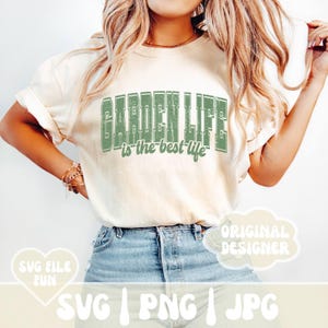 Jardinería SVG, La vida del jardín es la mejor vida SVG, Amante de las plantas SVG, Archivo Png de sublimación de camisa de carta universitaria angustiada de moda