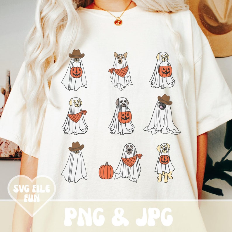 Puede incluir: Camiseta color crema con un dise&ntilde;o tem&aacute;tico de Halloween. El dise&ntilde;o incluye ilustraciones de perros disfrazados de fantasmas, con pa&ntilde;uelos, sombreros de vaquero y bolsas de golosinas con forma de calabaza. Tambi&eacute;n se ve el texto "SVG FILE FUN" y "PNG & JPG".