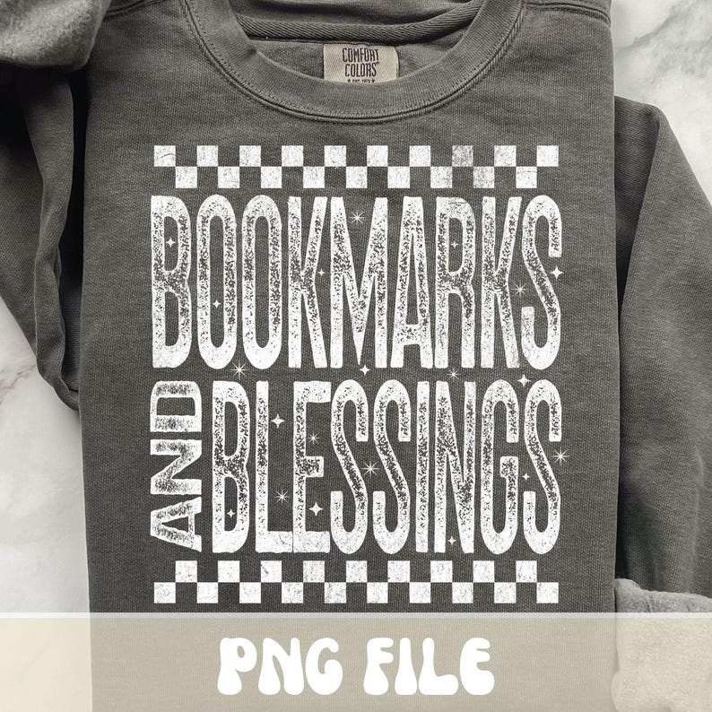 以下が含まれることがあります： 「BOOKMARKS AND BLESSINGS」の文字が白の掠れたフォントでプリントされたダークグレーのスウェットシャツ。テキストは白い市松模様で縁取られています。スウェットシャツの下部には「PNG FILE」と書かれています。