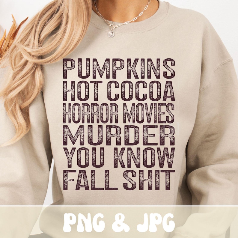 Puede incluir: Sudadera beige con la frase "PUMPKINS HOT COCOA HORROR MOVIES MURDER YOU KNOW FALL SHIT" impresa en marr&oacute;n oscuro. La parte inferior de la imagen tiene el texto "PNG & JPG".