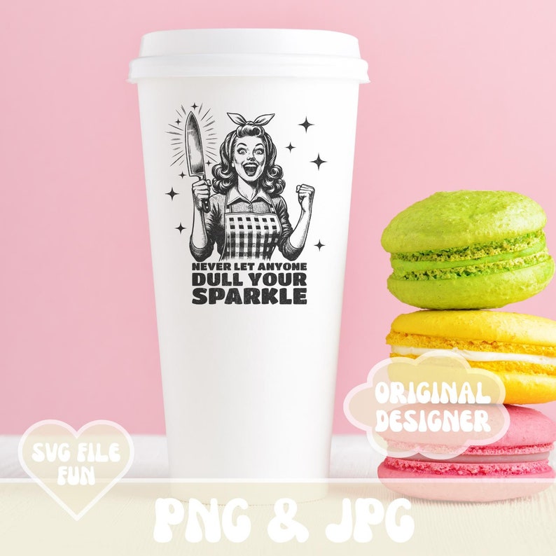 Puede incluir: Una taza de caf&eacute; blanca con una ilustraci&oacute;n en blanco y negro de una mujer sosteniendo un cuchillo. El texto en la taza dice "Nunca dejes que nadie apague tu brillo".