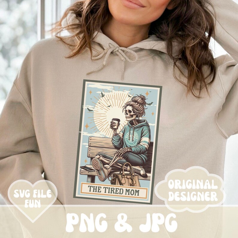 K&ouml;nnte beinhalten: Eine digitale Illustration eines Skeletts, das einen blauen Hoodie und Jeans tr&auml;gt und auf einer Bank mit einer Tasse Kaffee sitzt. Die Illustration ist im Vintage-Stil mit einem Sonnenstrahl hinter dem Skelett. Der Text "The Tired Mom" befindet sich unter der Illustration.