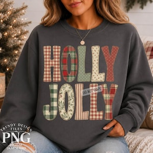 Peut inclure: Un sweat-shirt gris foncé à col rond avec l'inscription HOLLY JOLLY en grandes lettres majuscules. Chaque lettre présente un motif différent, notamment des carreaux rouges et verts, des pois verts, des imprimés floraux et des vichys rouges et blancs.