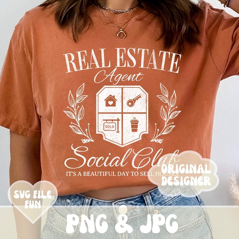 K&ouml;nnte beinhalten: Ein rostfarbenes T-Shirt mit einem wei&szlig;en Grafikdesign, auf dem "Real Estate Agent Social Club" mit einem Haus, einem Schl&uuml;ssel, einer Kaffeetasse und einem Schild mit der Aufschrift "Verkauft" steht. Der Text unter der Grafik lautet "Es ist ein wundersch&ouml;ner Tag, um H&auml;user zu verkaufen".