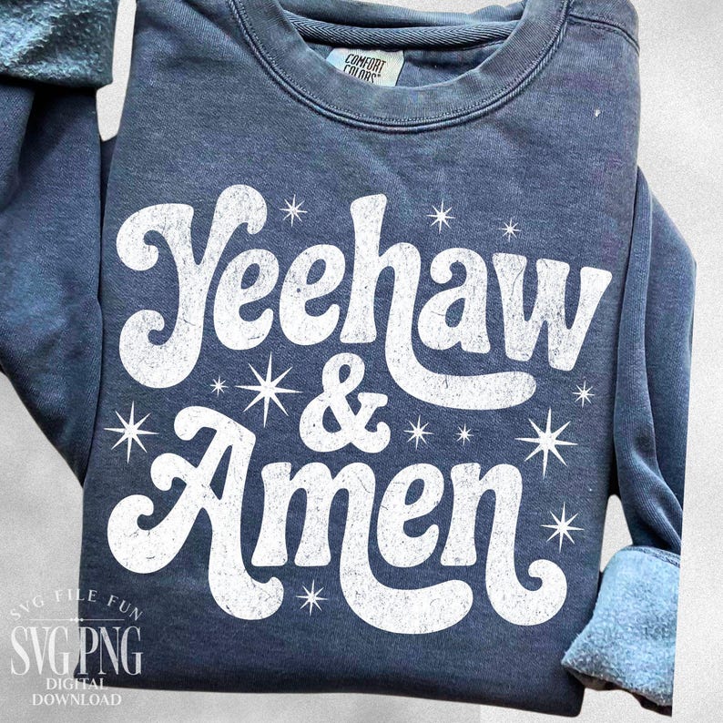 Puede incluir: Una sudadera azul marino con las palabras "Yeehaw & Amen" en blanco, con una fuente retro. El dise&ntilde;o incluye gr&aacute;ficos de estrellas. La sudadera est&aacute; hecha de un material suave y tiene cuello redondo.
