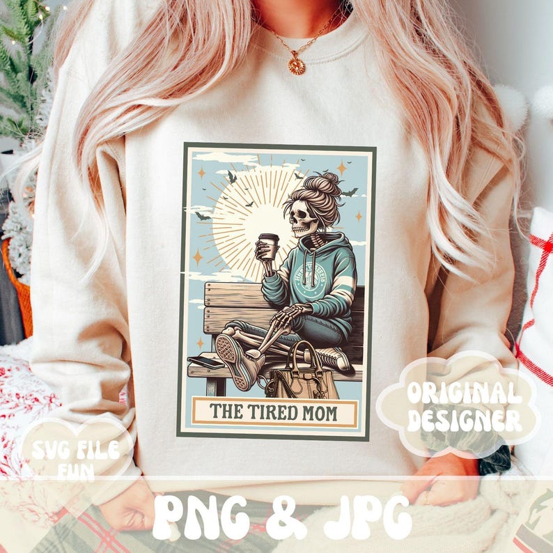 K&ouml;nnte beinhalten: Eine digitale Illustration eines Skeletts, das auf einer Bank mit einer Tasse Kaffee sitzt. Das Skelett tr&auml;gt ein blaues Hoodie mit einem Peace-Zeichen. Der Text "The Tired Mom" befindet sich unter dem Bild.