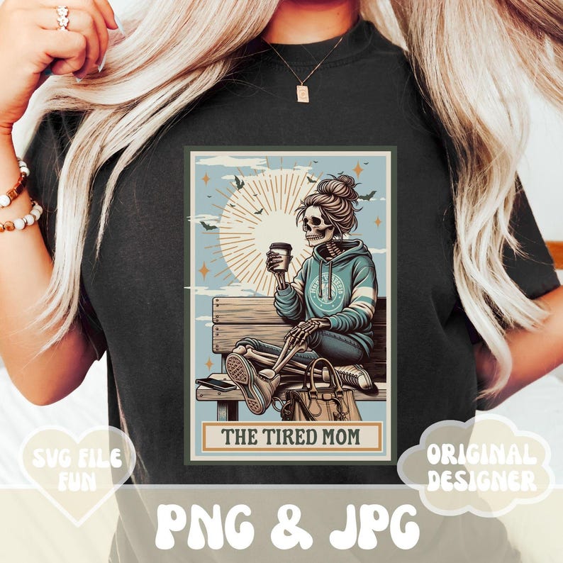 K&ouml;nnte beinhalten: Eine Illustration im Retro-Stil eines Skeletts, das einen blauen Hoodie und Jeans tr&auml;gt und auf einer Bank mit einer Tasse Kaffee sitzt. Der Text "The Tired Mom" befindet sich unter dem Bild.
