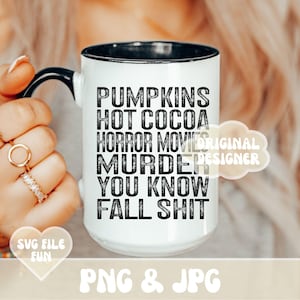 Puede incluir: Taza de cer&aacute;mica blanca con asa y borde negros, con la inscripci&oacute;n negra "PUMPKINS HOT COCOA HORROR MOVIES MURDER YOU KNOW FALL SHIT". La taza tambi&eacute;n tiene el texto "SVG FILE FUN" y "PNG & JPG".