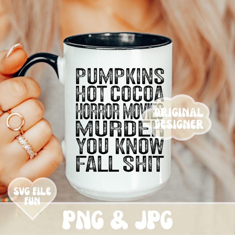 Puede incluir: Taza de cer&aacute;mica blanca con asa y borde negros, con la inscripci&oacute;n negra "PUMPKINS HOT COCOA HORROR MOVIES MURDER YOU KNOW FALL SHIT". La taza tambi&eacute;n tiene el texto "SVG FILE FUN" y "PNG & JPG".