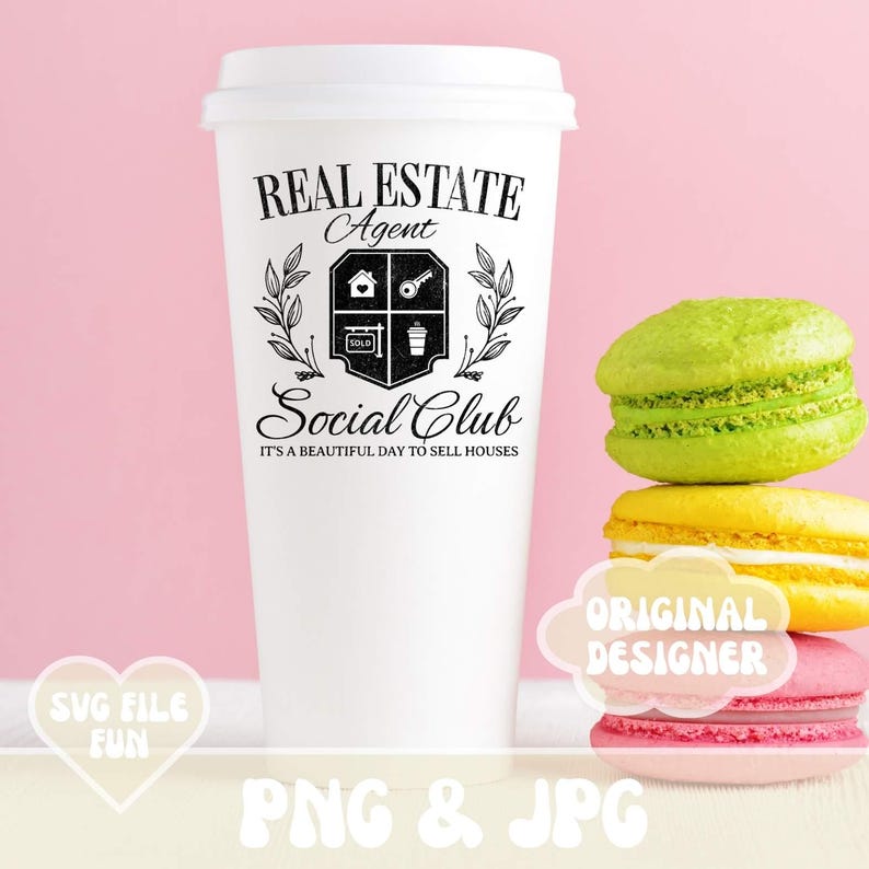 K&ouml;nnte beinhalten: Eine wei&szlig;e Kaffeetasse mit einem schwarzen Design, auf dem "Real Estate Agent Social Club It's a beautiful day to sell houses" steht. Das Design beinhaltet ein Haus, einen Schl&uuml;ssel, ein Schild mit der Aufschrift "Verkauft" und eine Kaffeetasse. Die Tasse steht auf einer rosa Oberfl&auml;che mit einem Stapel Macarons.