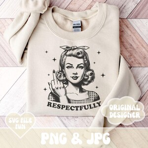 Dedo medio respetuoso PNG, Mujer atrevida PNG, Ama de casa retro sarcástica PNG, Toalla de cocina PNG, Diseño de camiseta de moda, Bolsa de mano PNG
