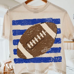 Diseño de camiseta preppy PNG con rayas de fútbol, estilo moderno, azul real, para la temporada de fútbol, día del partido, touchdown, con gráficos desgastados y sublimación.