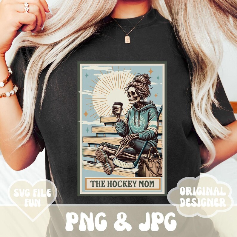 Chemise de maman de hockey PNG, la carte de tarot squelette de maman de hockey PNG, Hockey Mama PNG conception de chemise tendance pour femme de hockey (version chauves-souris supprimées) image 3