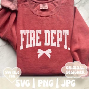Téléchargement SVG pompier pompier, femme pompier PNG, Svg des pompiers, fichier de sublimation impression blanc tendance chemise noeud papillon