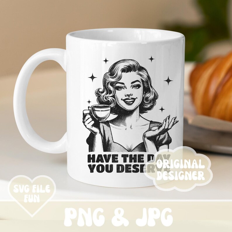 Puede incluir: Taza de cer&aacute;mica blanca con una ilustraci&oacute;n retro en blanco y negro de una mujer sosteniendo una taza de caf&eacute;, con el texto "HAVE THE DAY YOU DESERVE". La taza tiene un asa curva.