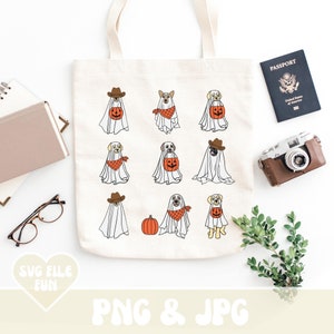 Puede incluir: Un bolso tote de color crema con ilustraciones de perros disfrazados de fantasmas, con pa&ntilde;uelos, sombreros de vaquero y sosteniendo linternas de calabaza. Las palabras "SVG FILE FUN" y "PNG & JPG" est&aacute;n impresas en la parte inferior. Tambi&eacute;n se ven un pasaporte y una c&aacute;mara.