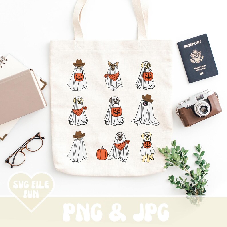 Puede incluir: Un bolso tote de color crema con ilustraciones de perros disfrazados de fantasmas, con pa&ntilde;uelos, sombreros de vaquero y sosteniendo linternas de calabaza. Las palabras "SVG FILE FUN" y "PNG & JPG" est&aacute;n impresas en la parte inferior. Tambi&eacute;n se ven un pasaporte y una c&aacute;mara.