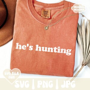 Jagd Frau SVG, Jäger Frau SVG, er jagt SVG, Hallo Jagd Saison Trendige lustige Jagd Frauen Shirt Design Print Sublimationsdatei