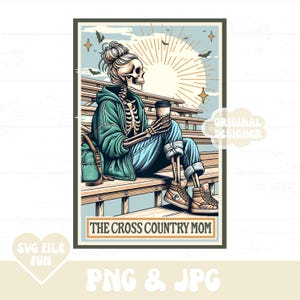 以下が含まれることがあります： 緑色のジャケット、青いジーンズ、スニーカーを履いた骸骨が、木のベンチに座ってコーヒーカップを持っている。ベンチの下には「The Cross Country Mom」という文字が書かれている。背景は、空を飛ぶコウモリが描かれた、夕焼けのヴィンテージスタイルのイラストである。