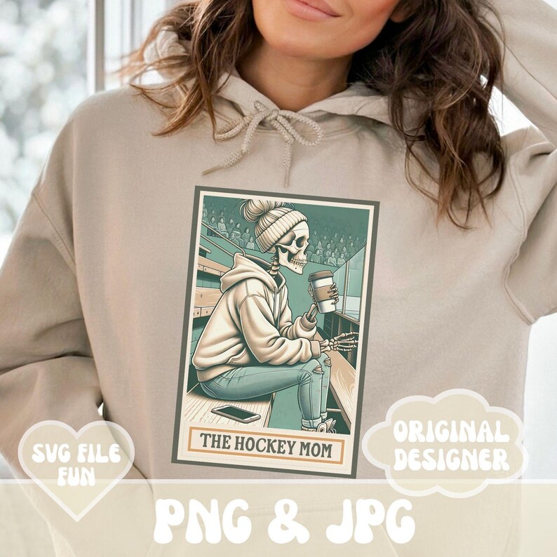 Puede incluir: Una ilustraci&oacute;n digital de un esqueleto con una sudadera con capucha y pantalones vaqueros, sentado en un banco y sosteniendo una taza de caf&eacute;. La imagen es de estilo vintage con un fondo verde y el texto "The Hockey Mom" en la parte inferior.